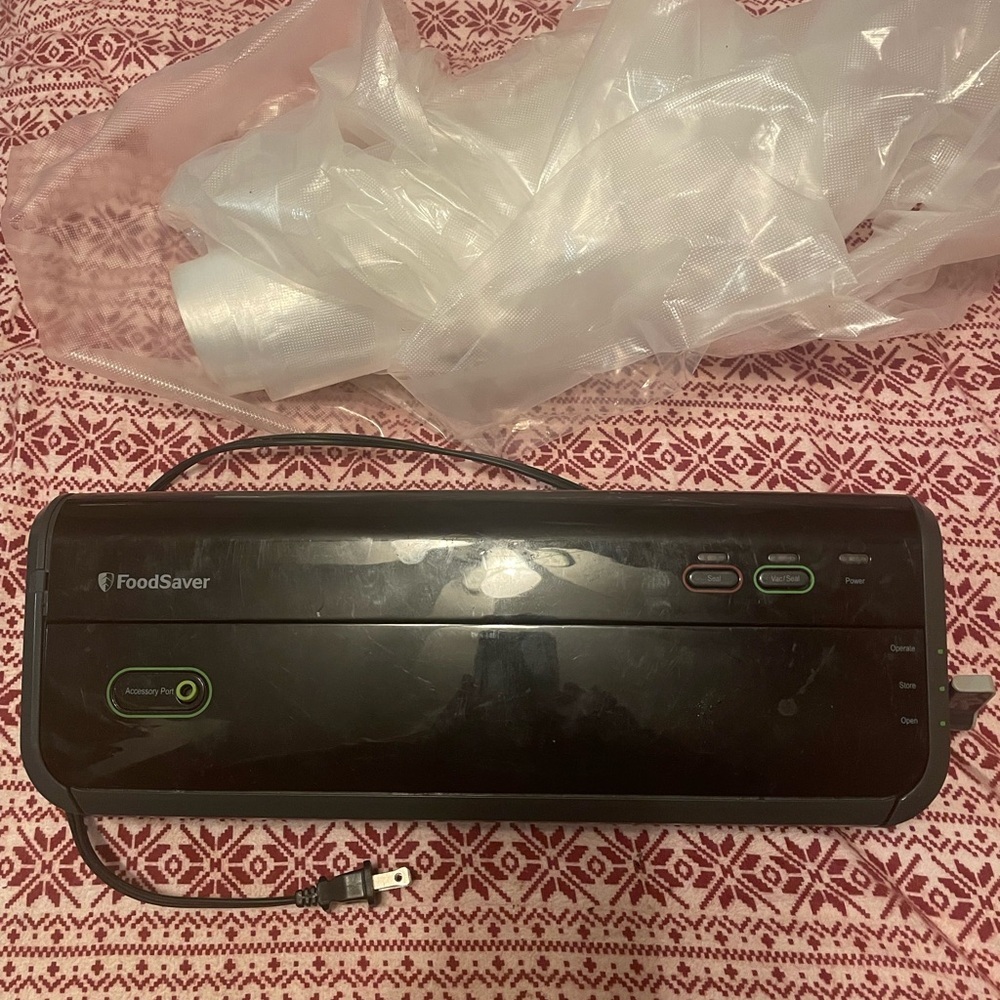 FoodSaver Vacuum Sealer in Black
